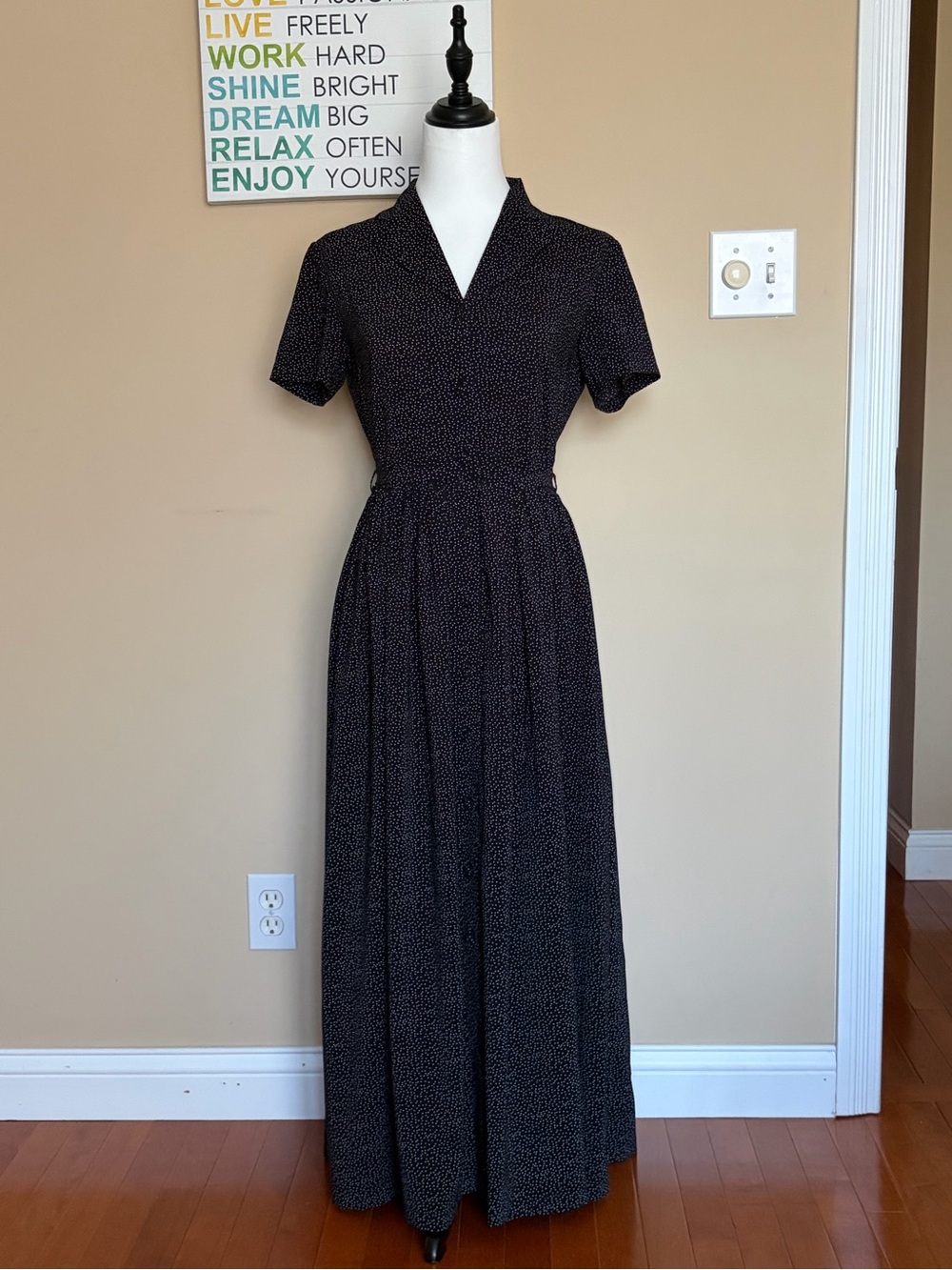 Elegant Black Short-Sleeve Maxi Dress with Subtle Dot Detail